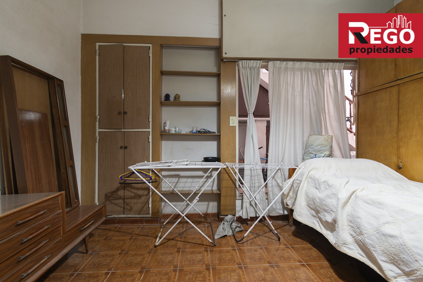 VENTA DE PROPIEDAD EN ESQUINA DE 3 DEPARTAMENTOS Y 3 LOCALES