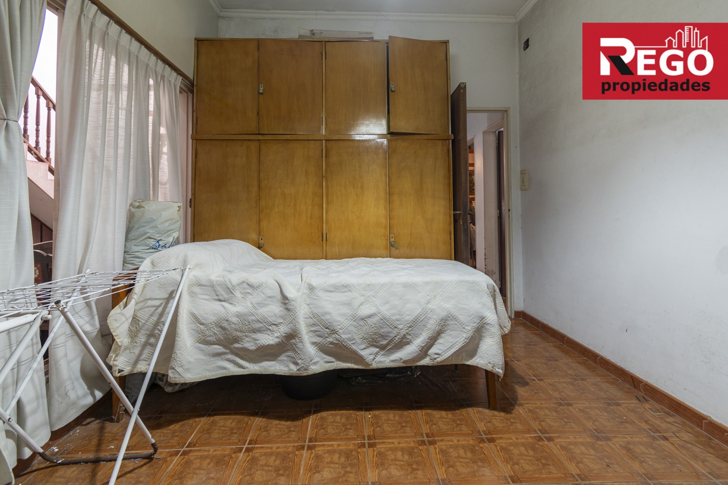 VENTA DE PROPIEDAD EN ESQUINA DE 3 DEPARTAMENTOS Y 3 LOCALES