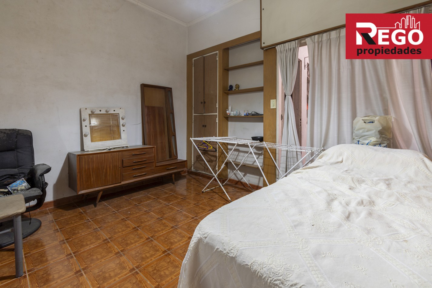 VENTA DE PROPIEDAD EN ESQUINA DE 3 DEPARTAMENTOS Y 3 LOCALES