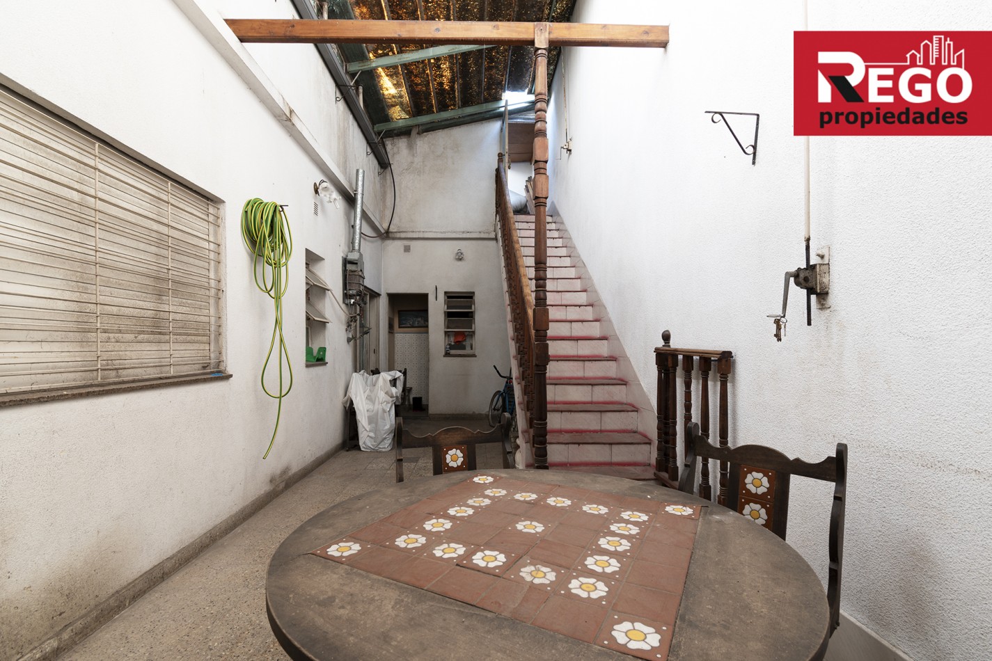VENTA DE PROPIEDAD EN ESQUINA DE 3 DEPARTAMENTOS Y 3 LOCALES
