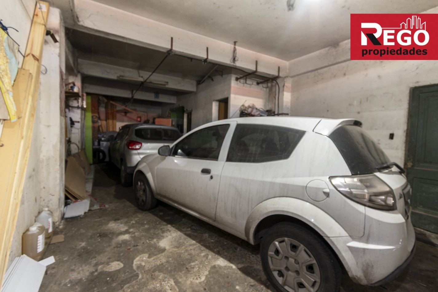 VENTA DE PROPIEDAD EN ESQUINA DE 3 DEPARTAMENTOS Y 3 LOCALES