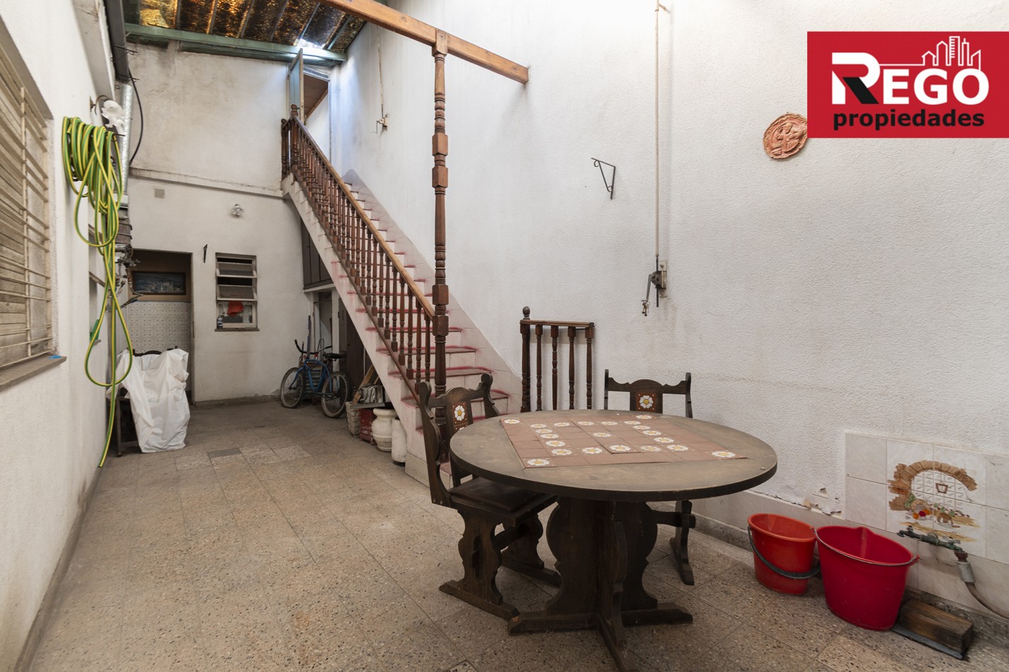 VENTA DE PROPIEDAD EN ESQUINA DE 3 DEPARTAMENTOS Y 3 LOCALES