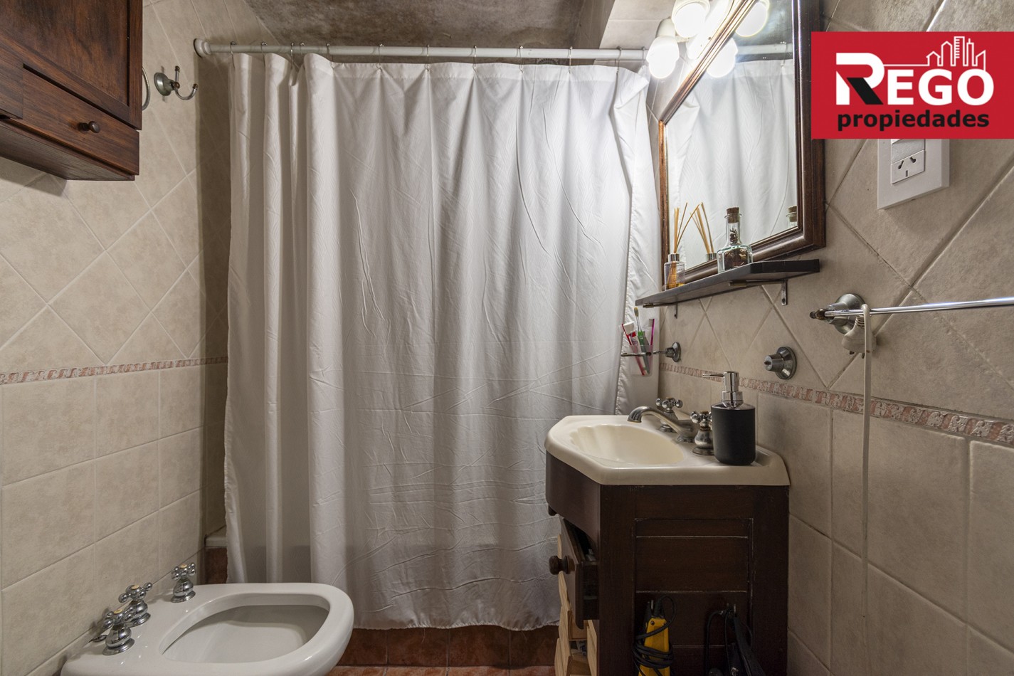 VENTA DE PROPIEDAD EN ESQUINA DE 3 DEPARTAMENTOS Y 3 LOCALES