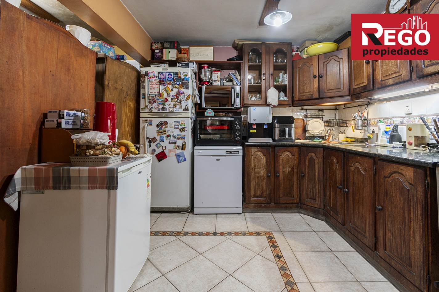 VENTA DE PROPIEDAD EN ESQUINA DE 3 DEPARTAMENTOS Y 3 LOCALES