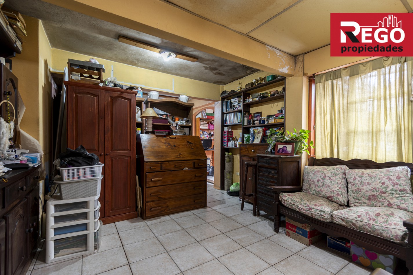 VENTA DE PROPIEDAD EN ESQUINA DE 3 DEPARTAMENTOS Y 3 LOCALES