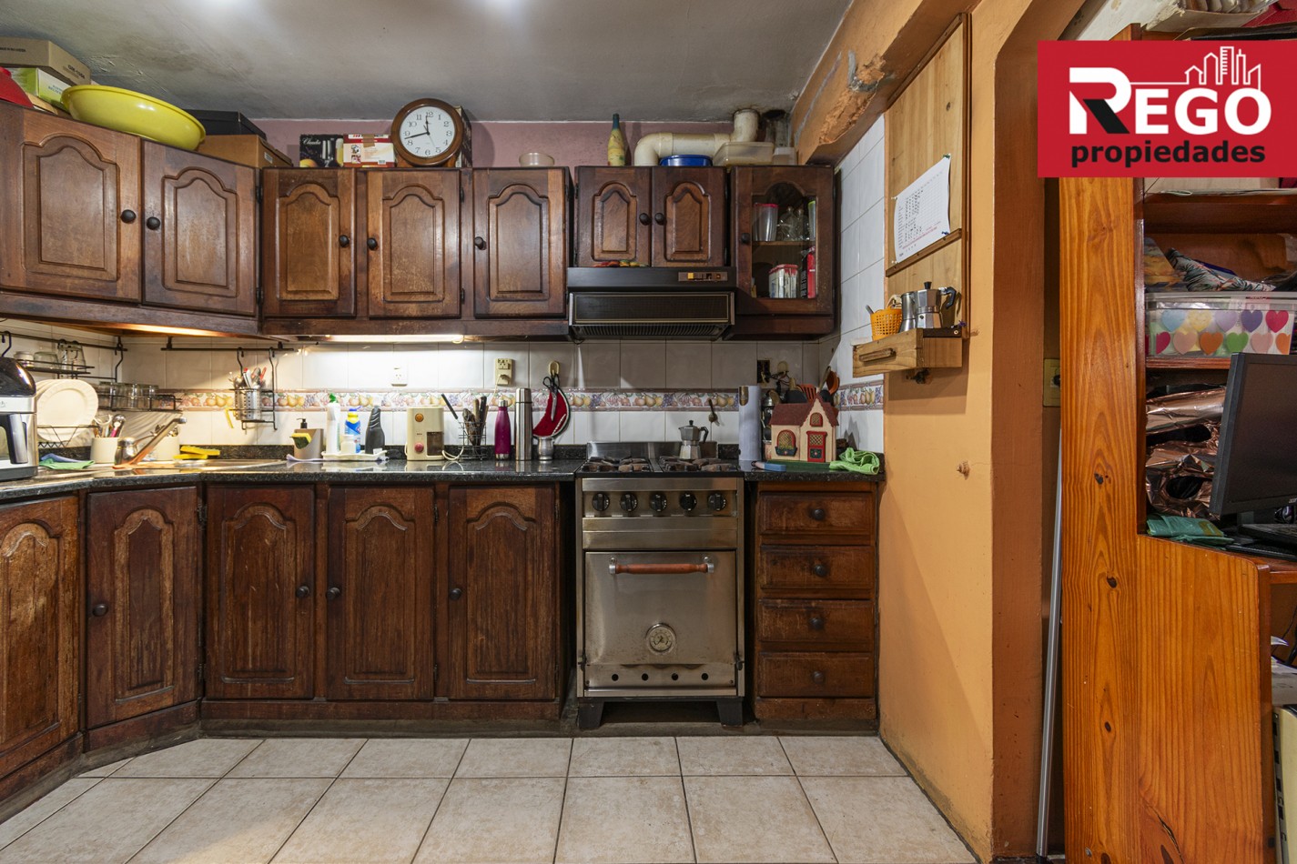 VENTA DE PROPIEDAD EN ESQUINA DE 3 DEPARTAMENTOS Y 3 LOCALES