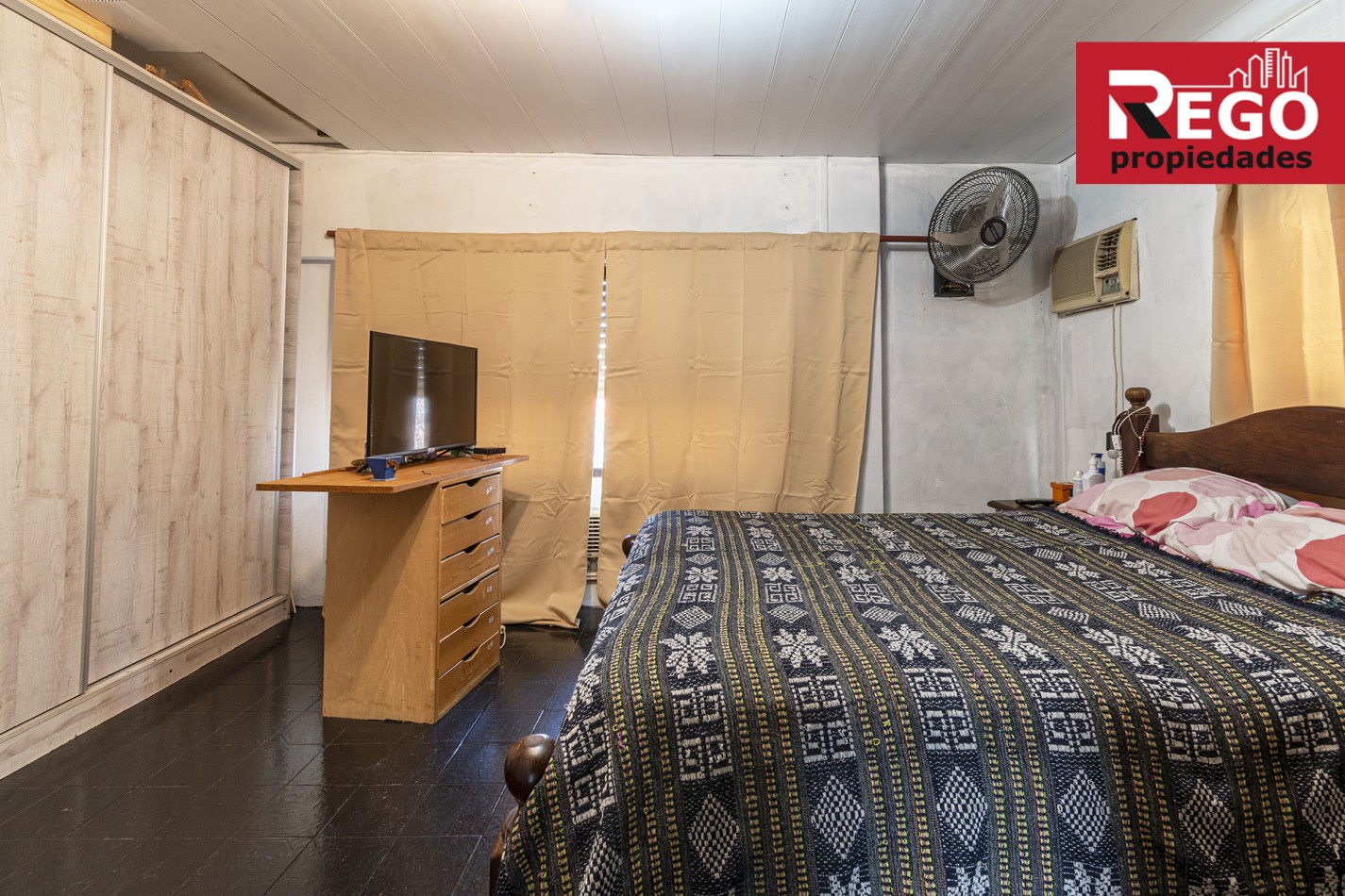 VENTA DE PROPIEDAD EN ESQUINA DE 3 DEPARTAMENTOS Y 3 LOCALES