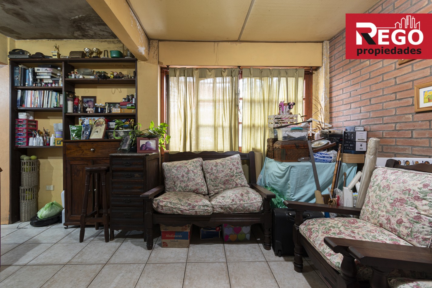 VENTA DE PROPIEDAD EN ESQUINA DE 3 DEPARTAMENTOS Y 3 LOCALES