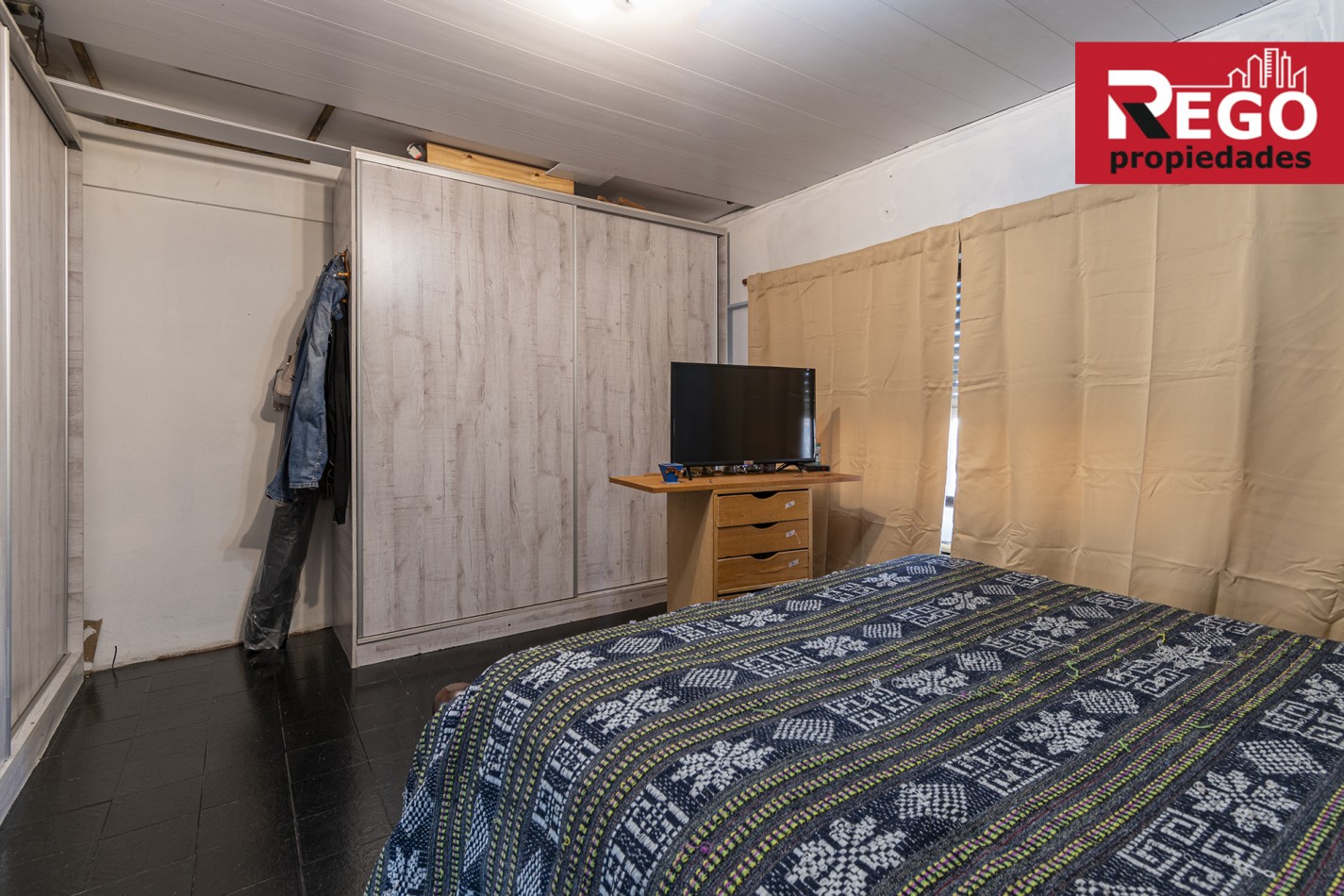 VENTA DE PROPIEDAD EN ESQUINA DE 3 DEPARTAMENTOS Y 3 LOCALES