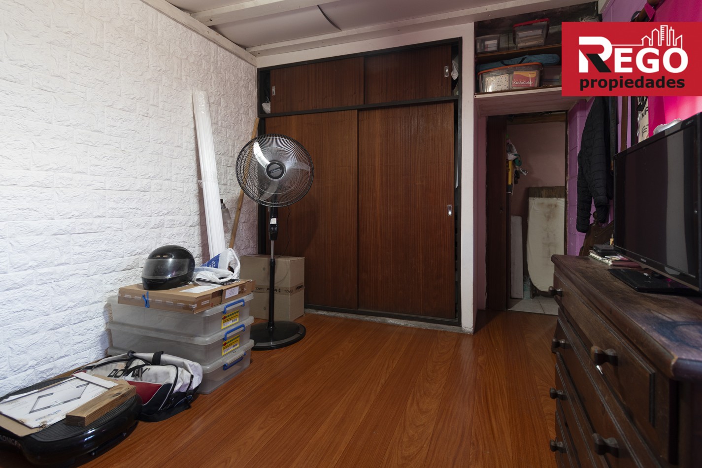 VENTA DE PROPIEDAD EN ESQUINA DE 3 DEPARTAMENTOS Y 3 LOCALES