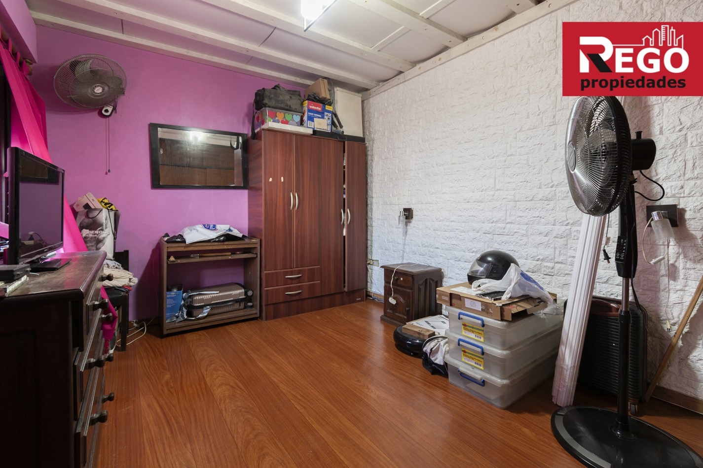 VENTA DE PROPIEDAD EN ESQUINA DE 3 DEPARTAMENTOS Y 3 LOCALES