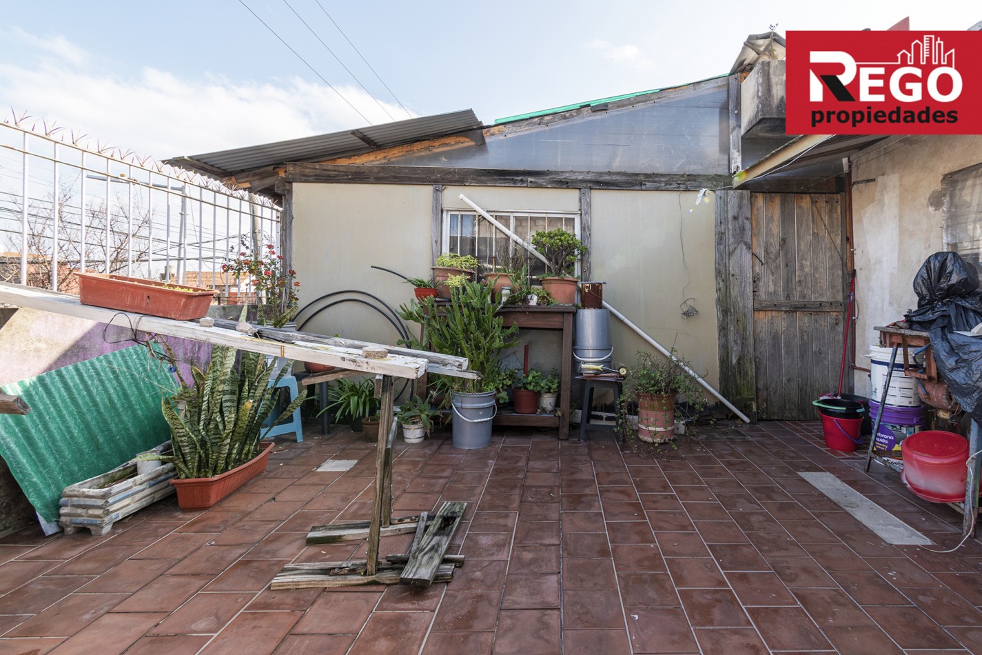 VENTA DE PROPIEDAD EN ESQUINA DE 3 DEPARTAMENTOS Y 3 LOCALES