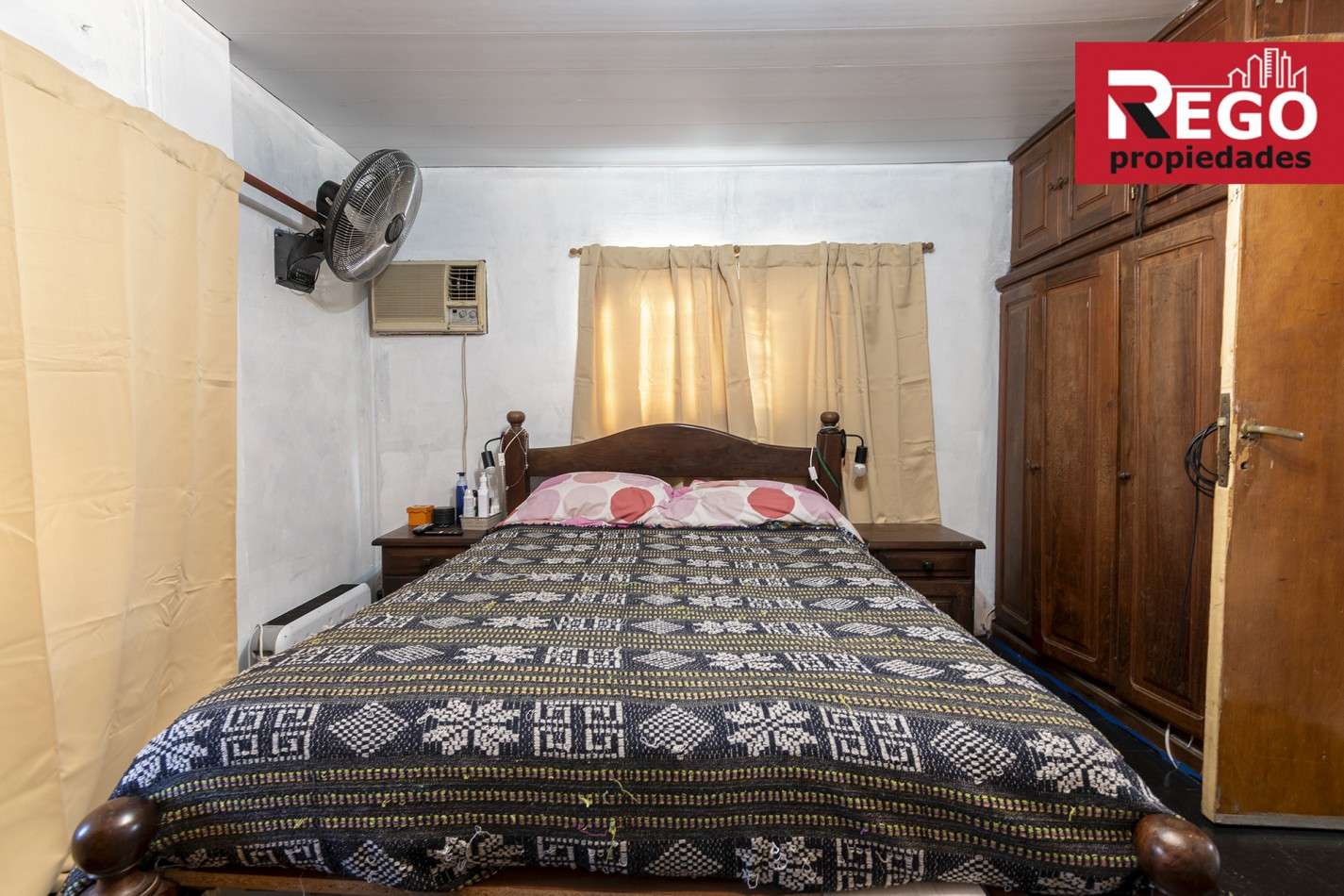 VENTA DE PROPIEDAD EN ESQUINA DE 3 DEPARTAMENTOS Y 3 LOCALES