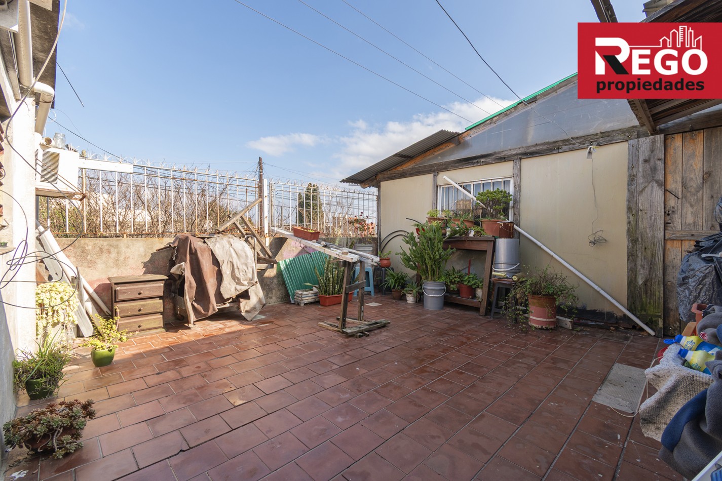 VENTA DE PROPIEDAD EN ESQUINA DE 3 DEPARTAMENTOS Y 3 LOCALES