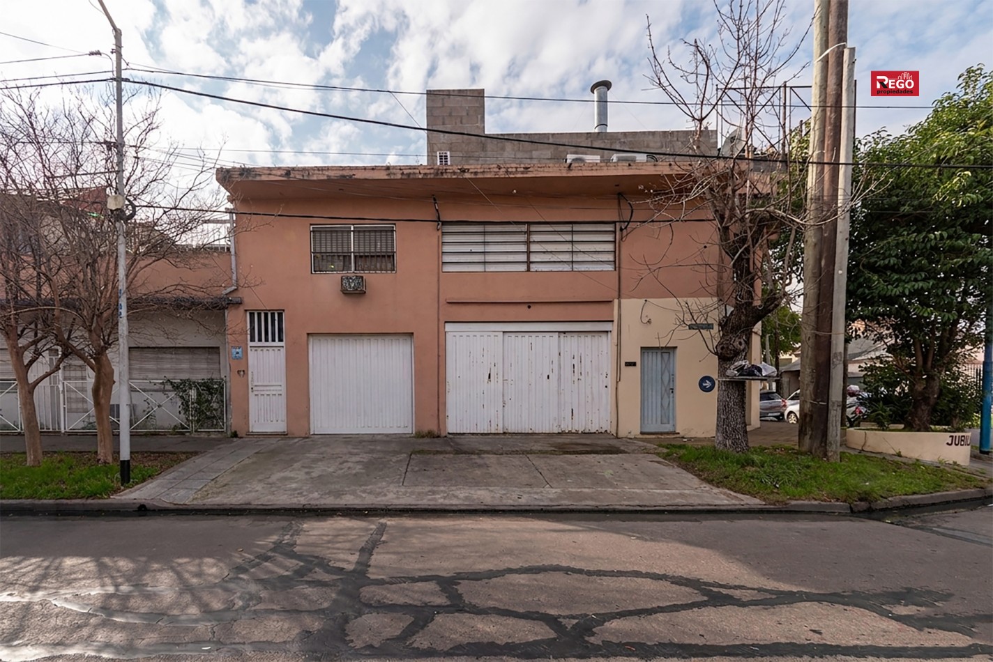 VENTA DE PROPIEDAD EN ESQUINA DE 3 DEPARTAMENTOS Y 3 LOCALES
