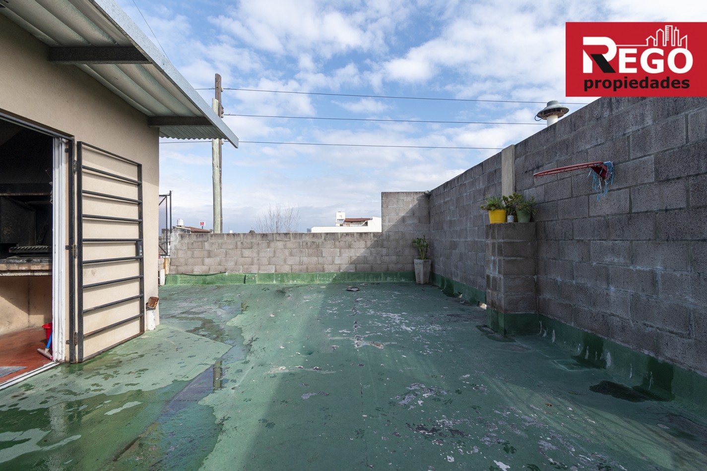 VENTA DE PROPIEDAD EN ESQUINA DE 3 DEPARTAMENTOS Y 3 LOCALES