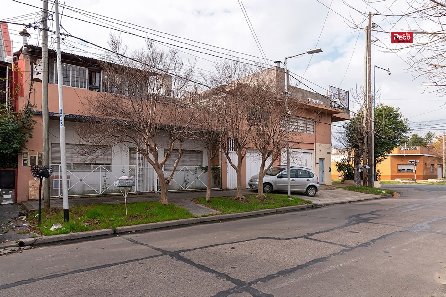 VENTA DE PROPIEDAD EN ESQUINA DE 3 DEPARTAMENTOS Y 3 LOCALES