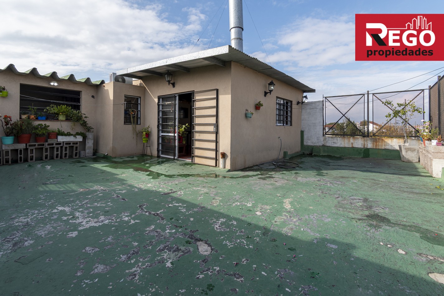 VENTA DE PROPIEDAD EN ESQUINA DE 3 DEPARTAMENTOS Y 3 LOCALES
