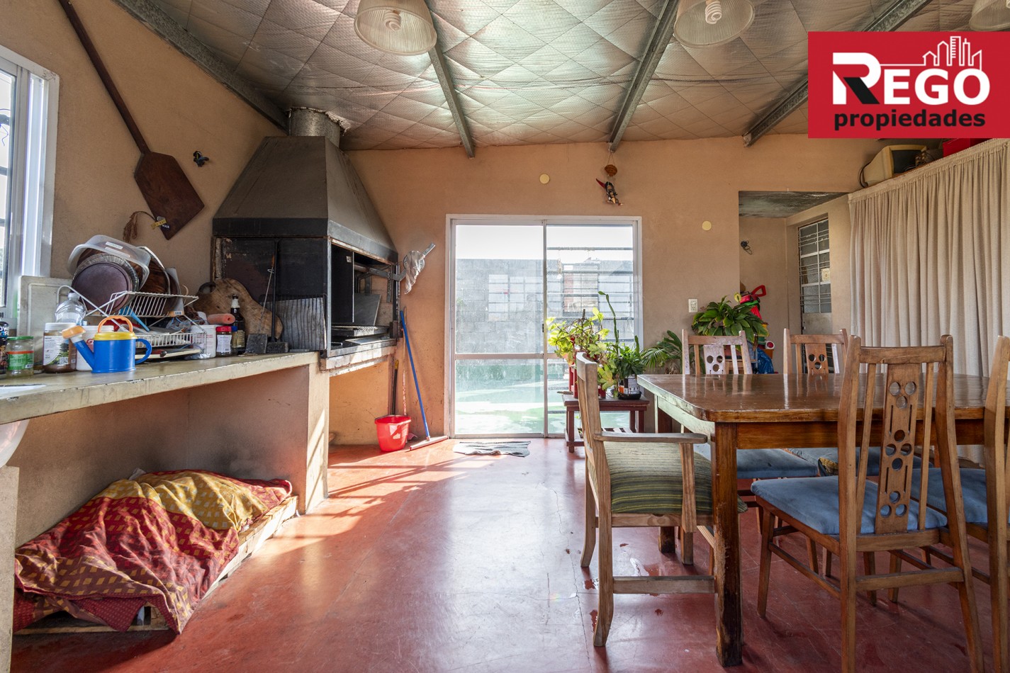 VENTA DE PROPIEDAD EN ESQUINA DE 3 DEPARTAMENTOS Y 3 LOCALES
