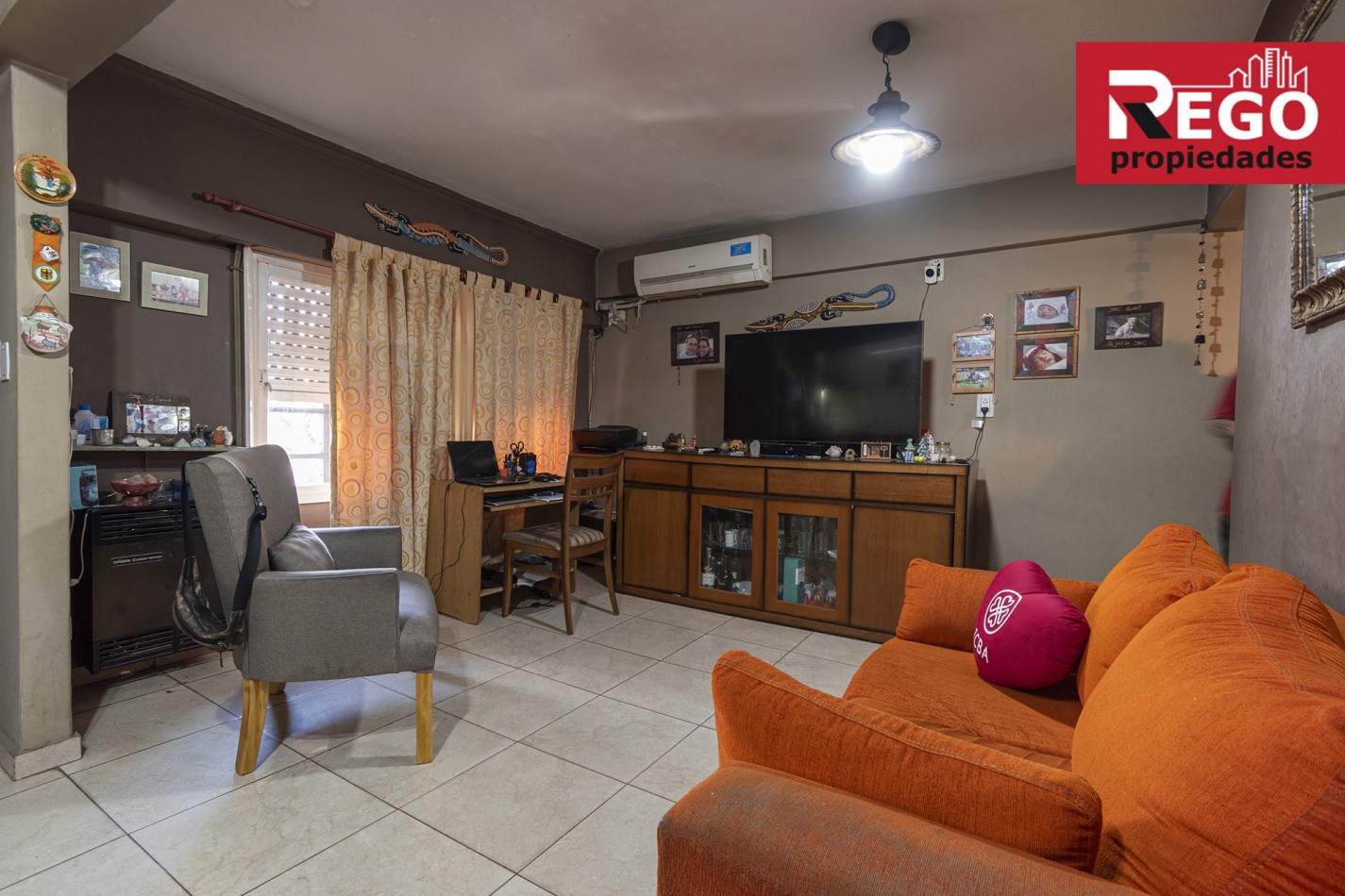 VENTA DE PROPIEDAD EN ESQUINA DE 3 DEPARTAMENTOS Y 3 LOCALES