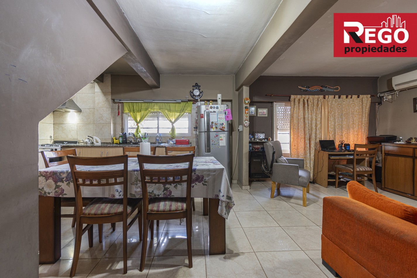 VENTA DE PROPIEDAD EN ESQUINA DE 3 DEPARTAMENTOS Y 3 LOCALES