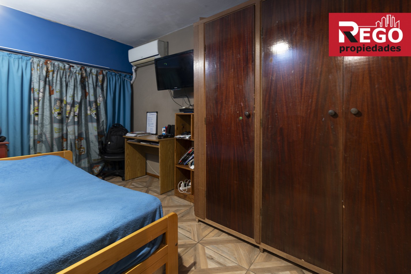 VENTA DE PROPIEDAD EN ESQUINA DE 3 DEPARTAMENTOS Y 3 LOCALES