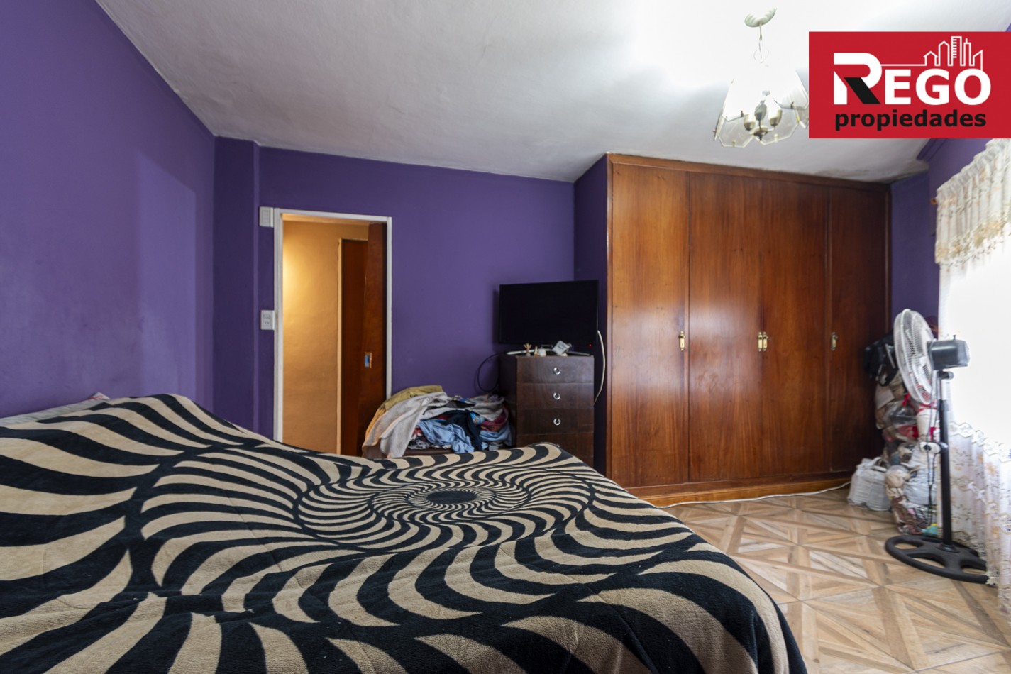 VENTA DE PROPIEDAD EN ESQUINA DE 3 DEPARTAMENTOS Y 3 LOCALES