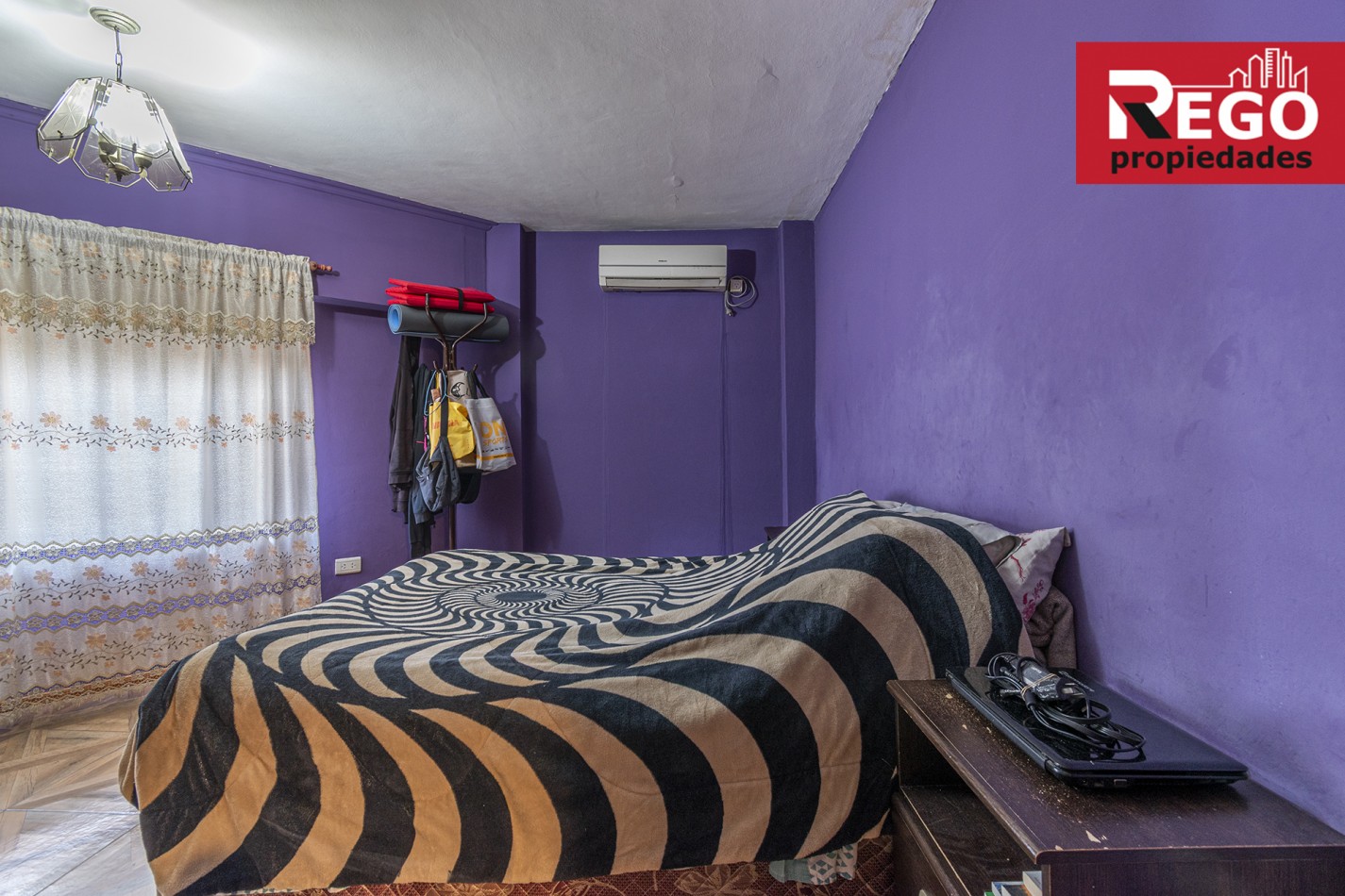 VENTA DE PROPIEDAD EN ESQUINA DE 3 DEPARTAMENTOS Y 3 LOCALES