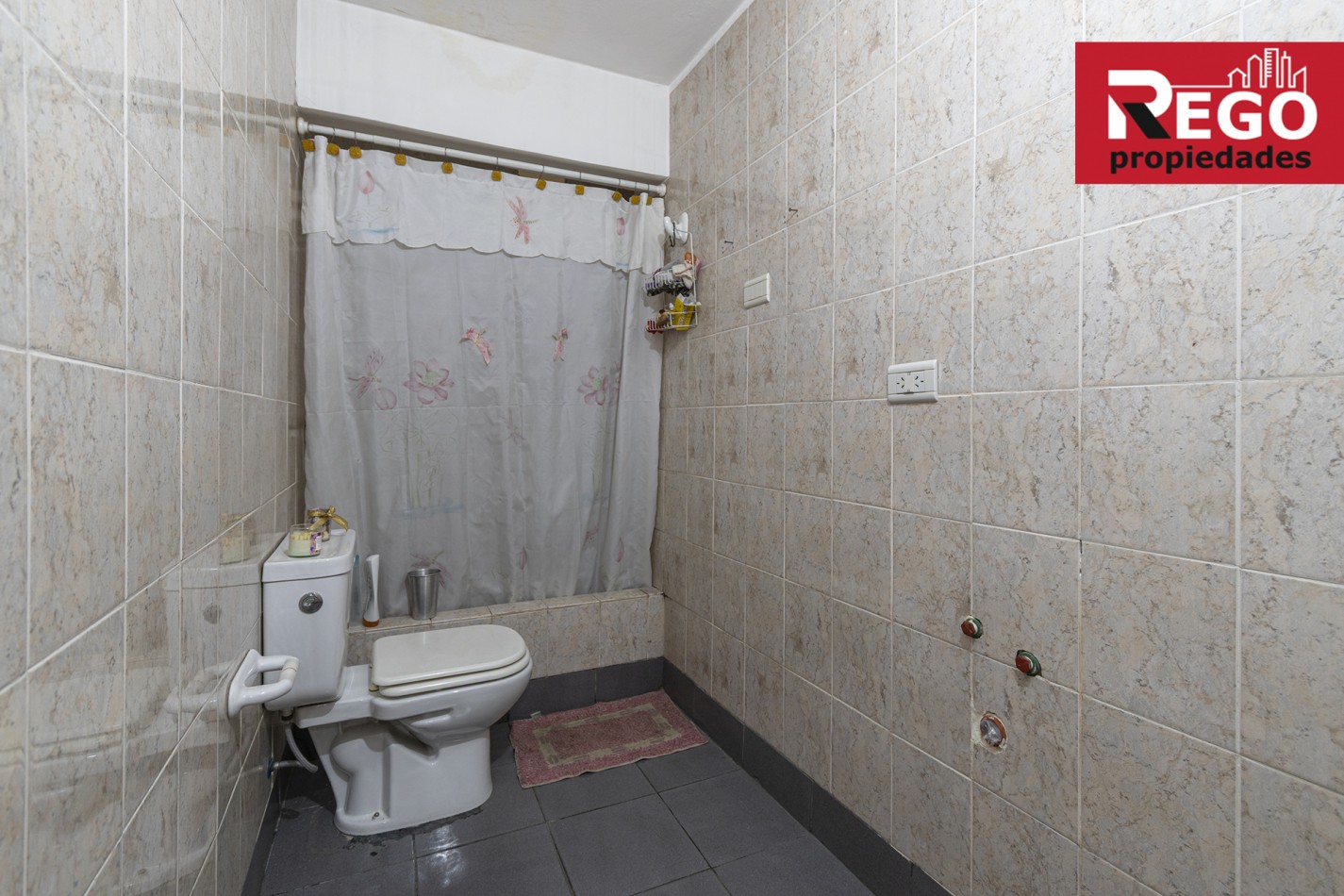 VENTA DE PROPIEDAD EN ESQUINA DE 3 DEPARTAMENTOS Y 3 LOCALES