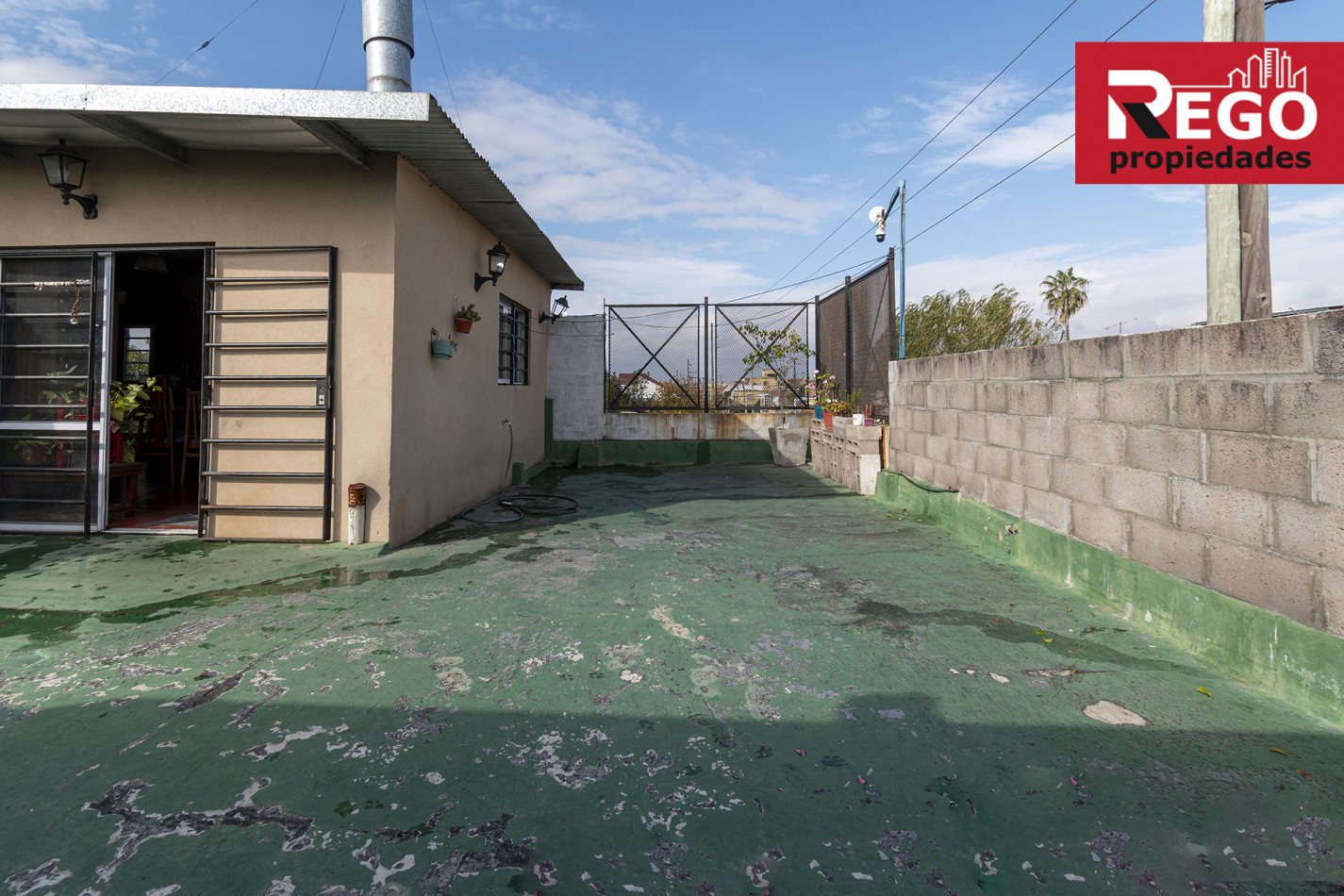 VENTA DE PROPIEDAD EN ESQUINA DE 3 DEPARTAMENTOS Y 3 LOCALES
