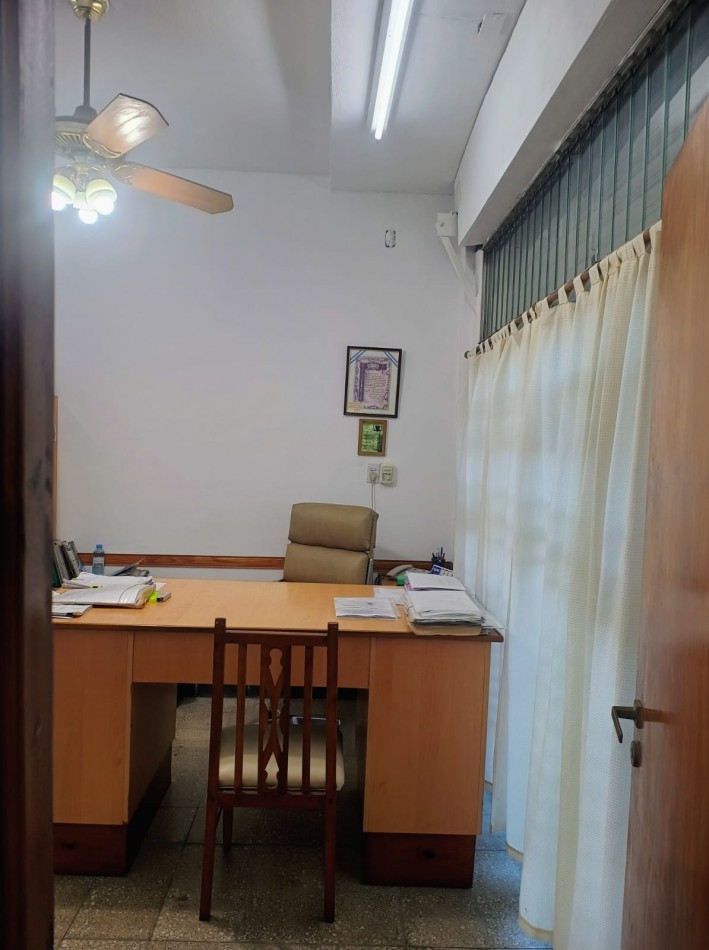 VENTA DE PROPIEDAD EN ESQUINA DE 3 DEPARTAMENTOS Y 3 LOCALES