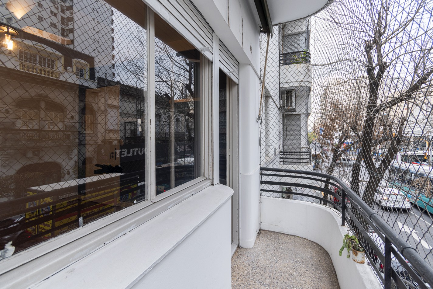 EXCELENTE 3 AMBIENTES CON BALCON AL FRENTE - AVELLANEDA CENTRO