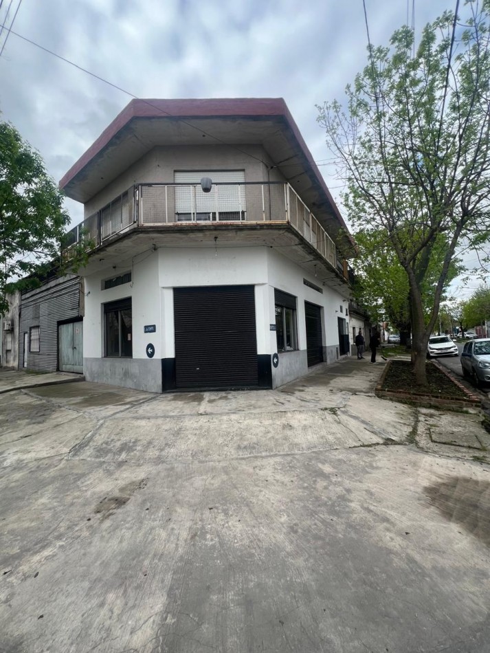 LOCAL EN ESQUINA DE 90 M² - CRUCECITA - EXCELENTE UBICACION