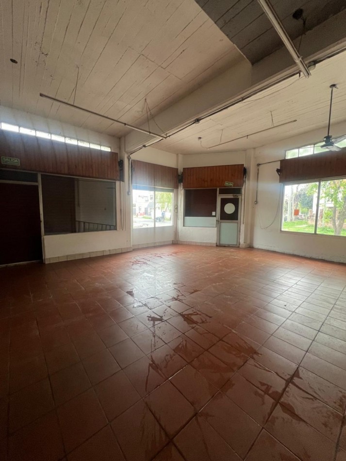LOCAL EN ESQUINA DE 90 M² - CRUCECITA - EXCELENTE UBICACION
