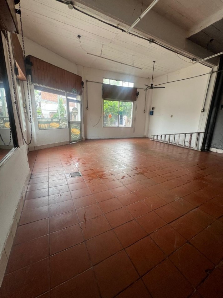 LOCAL EN ESQUINA DE 90 M² - CRUCECITA - EXCELENTE UBICACION