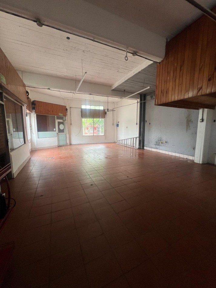 LOCAL EN ESQUINA DE 90 M² - CRUCECITA - EXCELENTE UBICACION