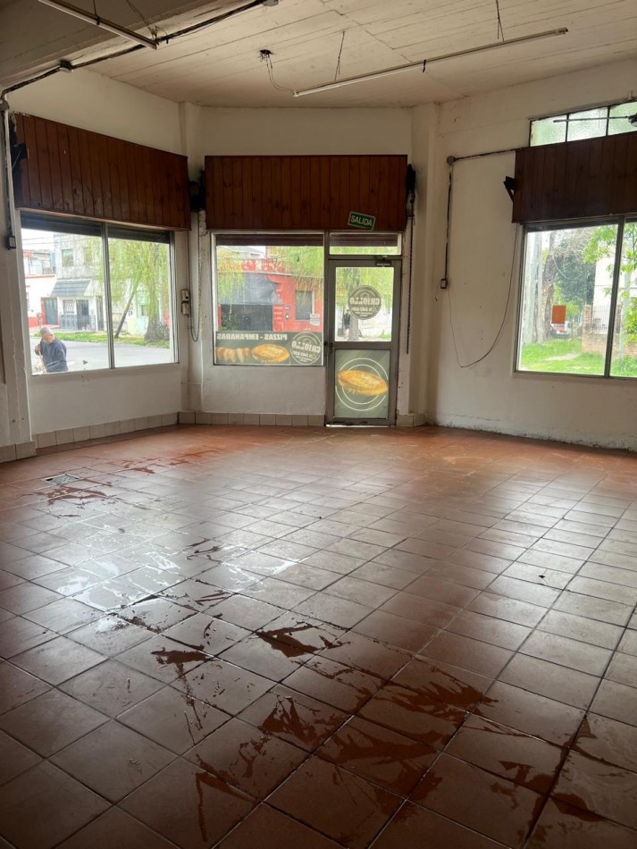 LOCAL EN ESQUINA DE 90 M² - CRUCECITA - EXCELENTE UBICACION