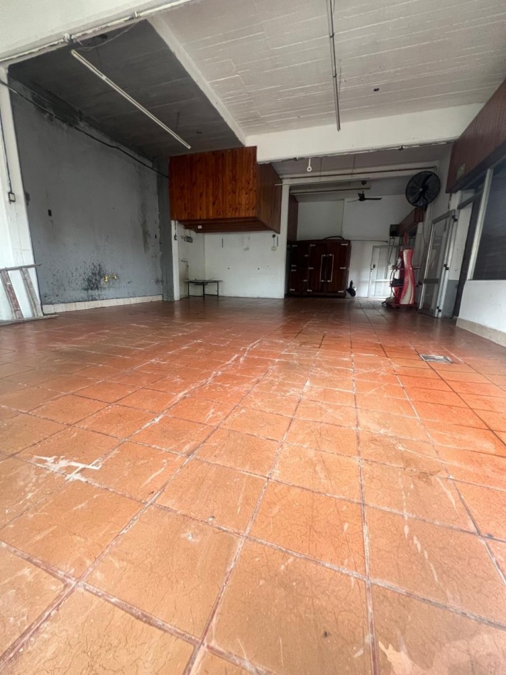 LOCAL EN ESQUINA DE 90 M² - CRUCECITA - EXCELENTE UBICACION