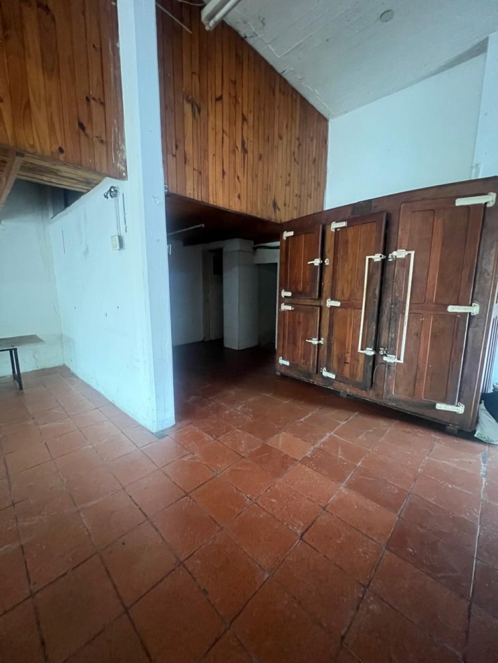LOCAL EN ESQUINA DE 90 M² - CRUCECITA - EXCELENTE UBICACION