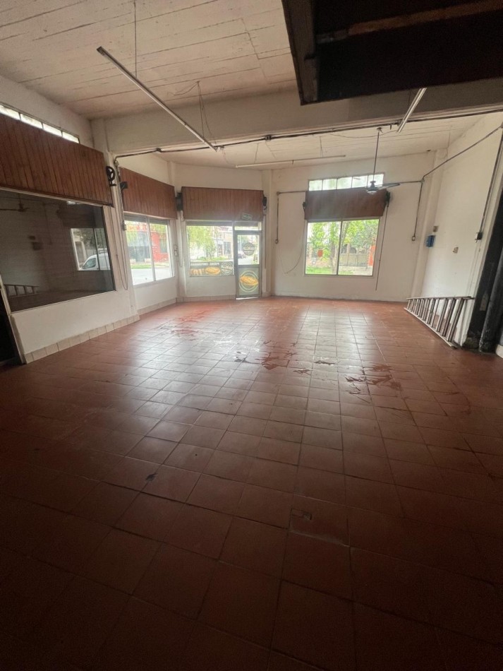 LOCAL EN ESQUINA DE 90 M² - CRUCECITA - EXCELENTE UBICACION