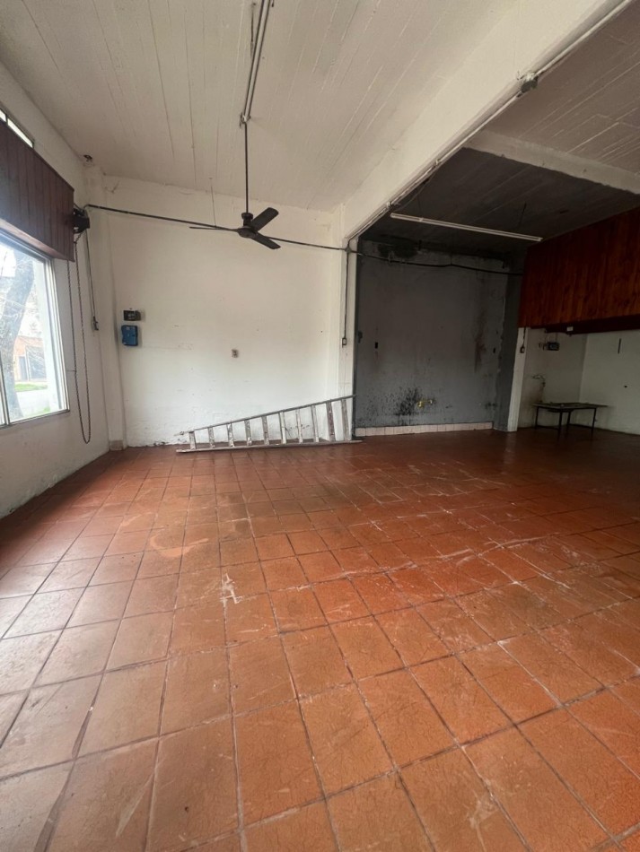 LOCAL EN ESQUINA DE 90 M² - CRUCECITA - EXCELENTE UBICACION