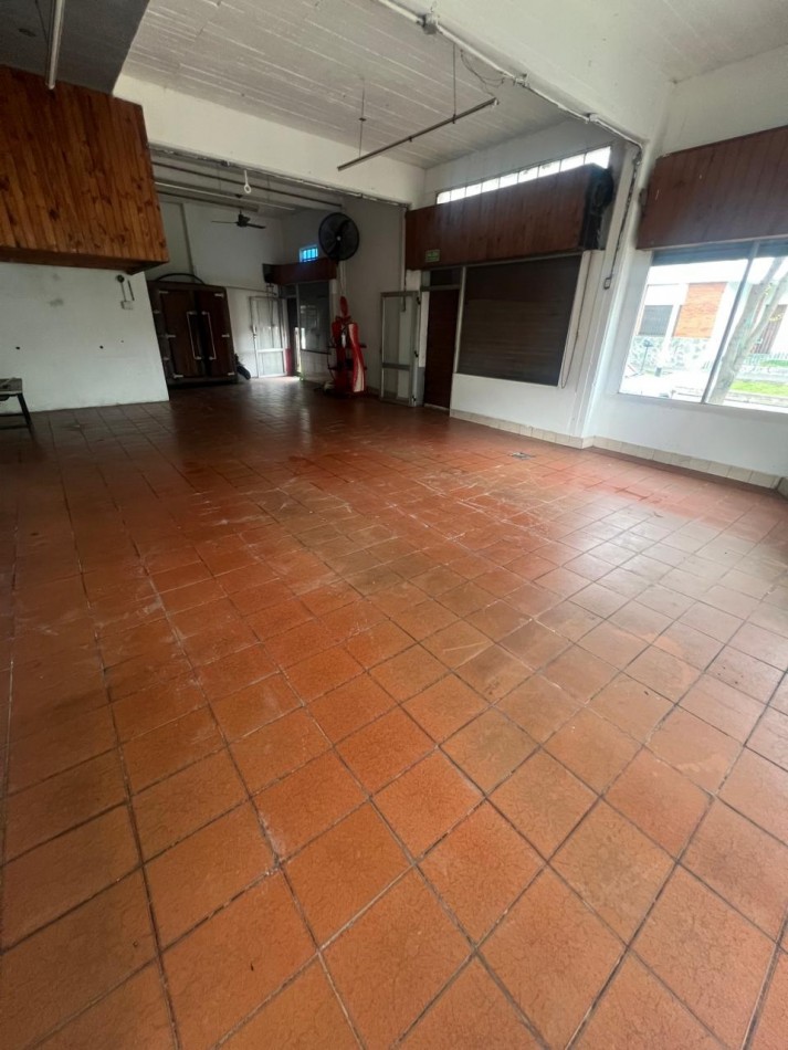 LOCAL EN ESQUINA DE 90 M² - CRUCECITA - EXCELENTE UBICACION