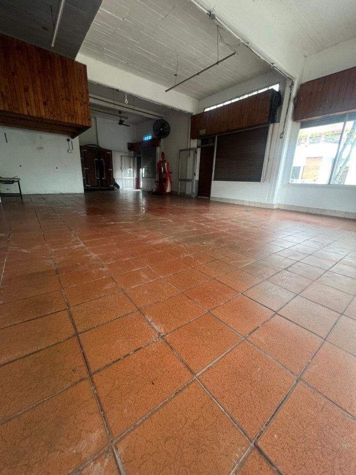 LOCAL EN ESQUINA DE 90 M² - CRUCECITA - EXCELENTE UBICACION