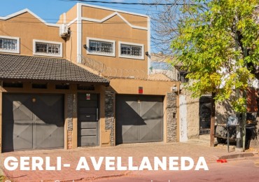 VENTA- Casa de 2 plantas con Quincho -, pileta y cochera doble en Gerli- Avellaneda
