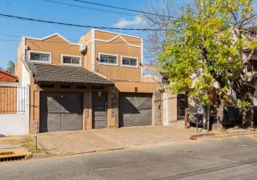 VENTA- Casa de 2 plantas con Quincho -, pileta y cochera doble en Gerli- Avellaneda