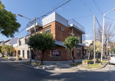 Excelente Casa de 4 Ambientes en Esquina con Cochera, Terraza y Parrilla