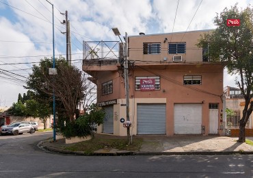 VENTA DE PROPIEDAD EN ESQUINA DE 3 DEPARTAMENTOS Y 3 LOCALES