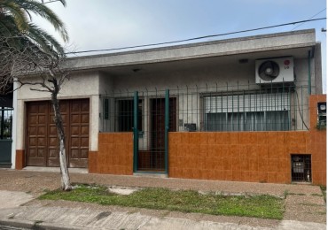 VENTA: Casa de 4 Ambientes con Garage + Departamento de 2 Ambientes al Fondo