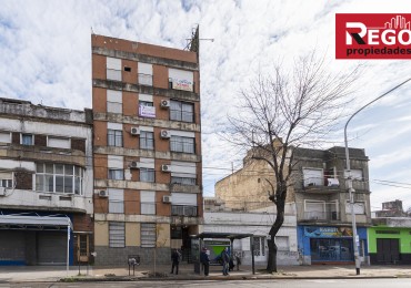 Venta Departamento 3 ambientes Piñeyro - Avellaneda Sobre Av. Hipolito Irigoyen al 700 C/COCHERA